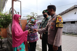 Harga Cabai Melonjak, Polisi di Gresik Bagi-bagi Bibit Cabai untuk Warga