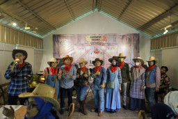 Pererat Tali Persaudaraan, Alumni SMPN 4 Surabaya Gelar Reuni Bertema Koboi