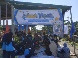 Siswa Smamda Sidoarjo Bagikan Daging Kurban Ke Warga Desa