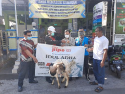CSR JIIPE Peduli Berbagi Hewan Kurban untuk Masyarakat Kawasan Perusahaan