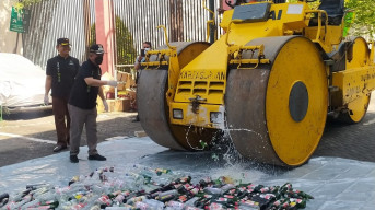 Kejari Kab Pasuruan Musnahkan Barang Bukti Rokok Illegal dan Narkoba