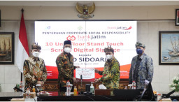Bentuk Tanggung Jawab Sosial, Bank Jatim Serahkan Floor Stand Touch Screen Digital Signage ke Pemkab Sidoarjo