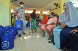 Indah Kurnia Gandeng Bank Indonesia Bagikan Paket Sembako Pada Warga Warugunung