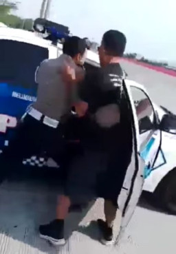 Bela Sopir, Kades Sueb Koboy Ribut dengan Orang Berseragam Polisi di Tol Lebani