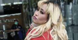 Pinkan Mambo Murtad karena Terlilit Hutang