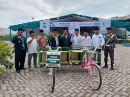 LAZIZNU Tuban Beri Sepeda Dagang Keliling untuk Kaum Ibu