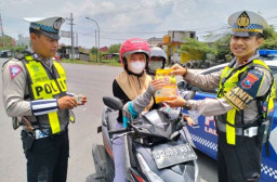 Satlantas Polres Pasuruan Bagikan Sembako