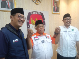 Parpol Pengusung Anies-Gus Imin Datangi KPU Jatim Beri Dukungan Simbolik