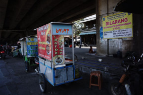 Pengawasan Longgar, PKL Kembali Berjualan di Bawah Jembatan Layang Peterongan Jombang