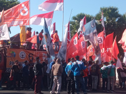 Ratusan Buruh Jatim Gelar Aksi Depan Grahadi Tuntut Kenaikan UMP 15 Persen