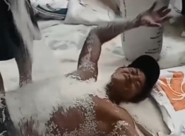 Bulog Surabaya Auto Pecat Buruh Mandi Beras Viral di Sosmed