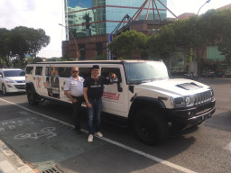 Mobil Hummer Limousine Dibranding Stiker Machfud Arifin-Mujiaman