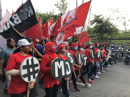 Rombongan Buruh Tiba di Kantor Gubernur Jatim