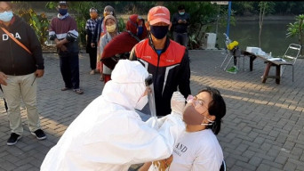 Pedagang dan Pembeli di Pasar Keputran di Rapid Test Masal