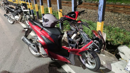 Pemuda Kendarai Motor Tabrak Pengayuh Becak di Ahmad Yani Surabaya