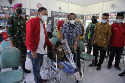 Wakil Wali Kota Armuji Serahkan Bantuan Kursi Roda