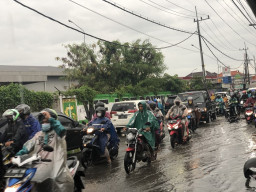 Bukan Pemkab Sidoarjo,Melainkan Warga Sekitar yang Benahi Lubang Jalan