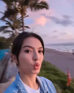 Raline Shah Ketinggalan Pesawat