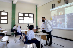 Keliling Surabaya dengan Sepeda Motor Vespa, Wali Kota Eri Tinjau PTM