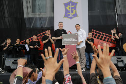 Gereja Mawar Sharon Bagikan Ribuan Paket Sembako, Wali Kota Eri: Surabaya Kota Toleransi