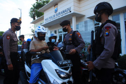 FOTO : Pemeriksaan Kendaraan Menuju Madura Jelang Idul Adha