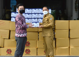 Imun Lansia Diharapkan Meningkat dengan Bantuan 5.500  Kotak Vitamin C