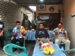 Bangun Jembatan, Machfud Arifin Ajak Warga Jaga Kebersihan Kali