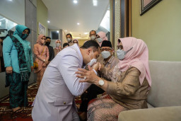 Sungkem Jelang Pelantikan, Eri Cahyadi Dibekali Alfatihah Orang Tua