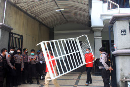 Eksekusi Pengosongan Rumah di Perum Galaxy Bumi Permai