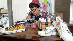 Dulang Rupiah dari Bisnis Sepatu dan Jaket Lukis