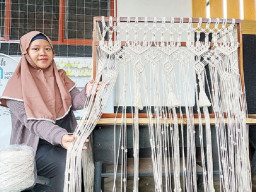 Dari Bosan, Indah Untung Banyak Kreasikan Motif Makrame