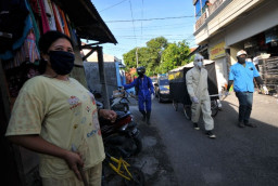 FOTO: Jojoran Surabaya Gempar, Pemuda Dorong Keranda Mayat Covid-19