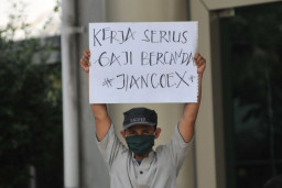 270 Karyawan Hotel Garden Palace Surabaya Demo