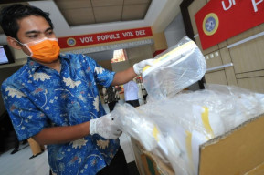 FOTO: IKA Fakultas Hukum Unair Sumbangan APD untuk Tenaga Medis