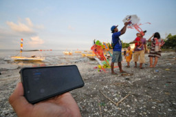 FOTO: Bermain Layang Layang