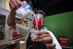 FOTO: Kedai Kopi Kangen Kamu Tetap Terapkan Protokol Kesehatan