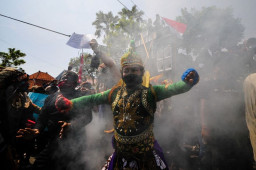 FOTO: Massa Aksi Goyang Kembali Balai Kota Surabaya