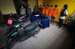 4 Pemuda Jambret HP untuk Pesta Miras