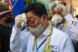 FOTO: Ribuan Relawan Dampingi Pendaftaran Machfud-Mujiaman ke KPU Surabaya