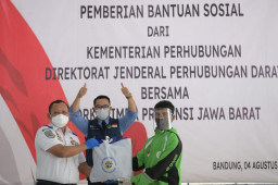 Jabar-Kemenhub Salurkan Bantuan untuk Penyelenggara Transportasi Darat