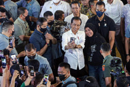 "Saya Mau Salaman, Lihat Pak Jokowi dan Foto Saja"
