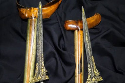 Lestarikan Barang Antik, Bupati Jember Lelang Pusaka Nagaraja dan Batu Rubi