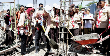 Tandai Pembangunan Gedung Pramuka, Wali Kota Eri Letakkan Batu Pertama