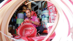 Sulap Limbah Plastik Jadi Kerajinan Tas Anyaman