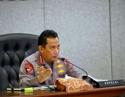 Kapolri Ikut Cawe-cawe Bisnis Pakaian Bekas Bermerek