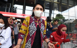 Presenter tvOne, Klaim Bukan Pacar Bupati Ricky Pagawak