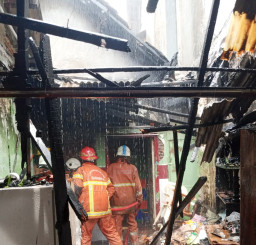 Ditinggal Nonton Parade Surabaya Juang, Rumah di Jalan Lawang Seketeng Peneleh Ludes Dilalap Api
