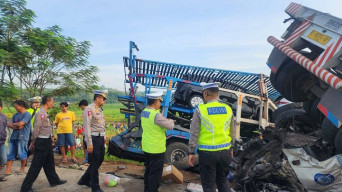 Satu Truk Terpental, Enam Truk Ringsek, Diduga Diseruduk Truk Tronton