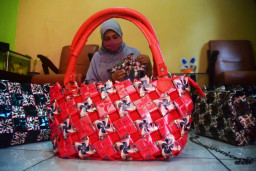 FOTO : Kerajinan Tas dari Limbah Bungkus Kopi