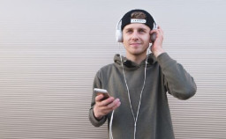 Bahaya Pemakaian Earphone Berlebihan Sebabkan Ketulian